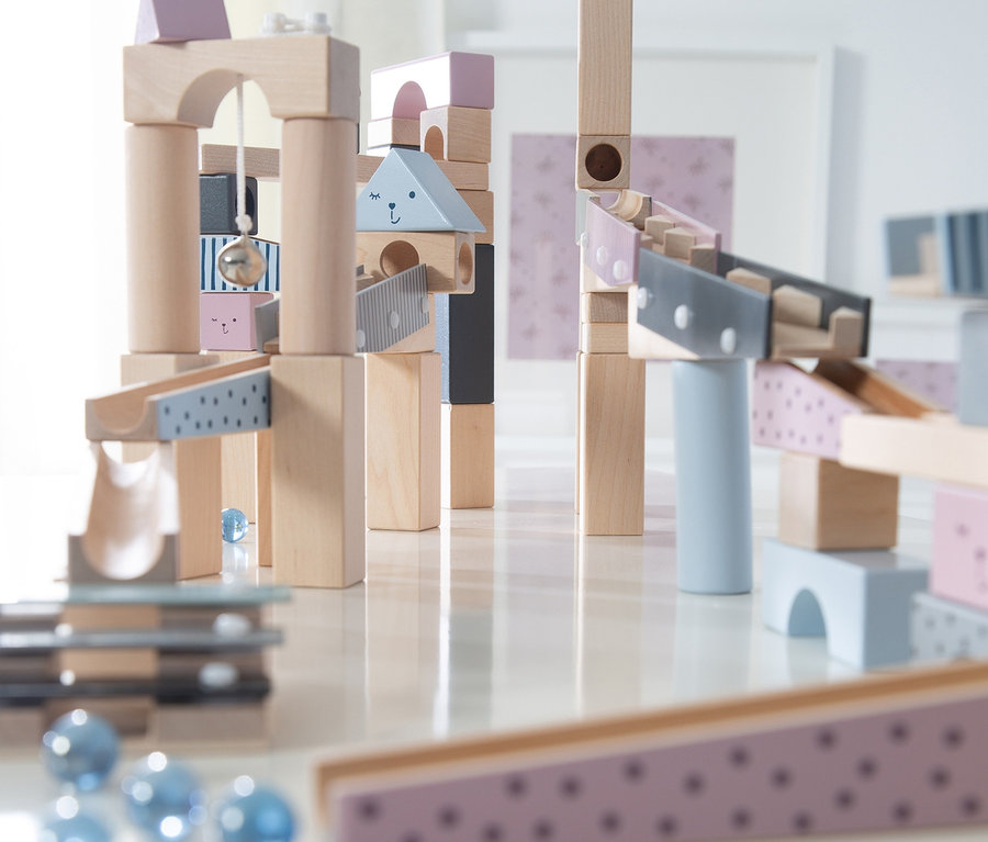 Die roba Kugelbahn, 100-teilig, aufgebaut aus verschiedenen Holzbausteinen und blauen Glaskugeln.