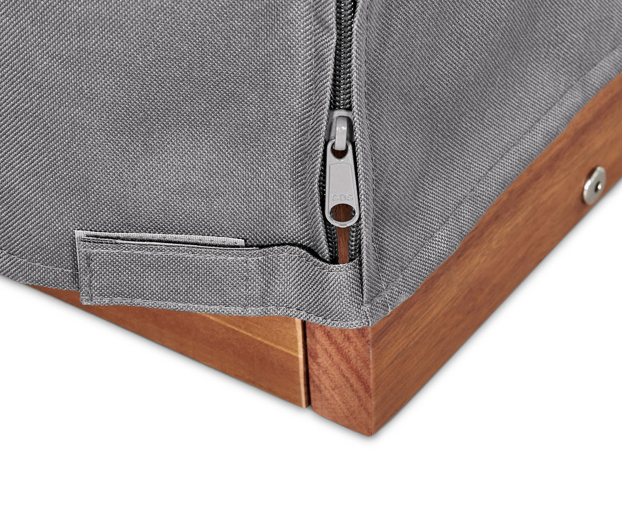 Detail einer grauen Premium-Abdeckhaube für einen Strandkorb XXL mit Reißverschluss und Holzrahmen.