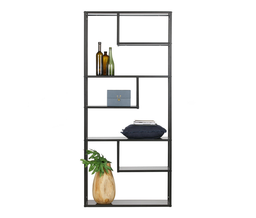 Schwarzes Woood Regal »Teun« mit Dekoartikeln wie Flaschen, Schachtel, Kissen und einer Vase mit Pflanze.