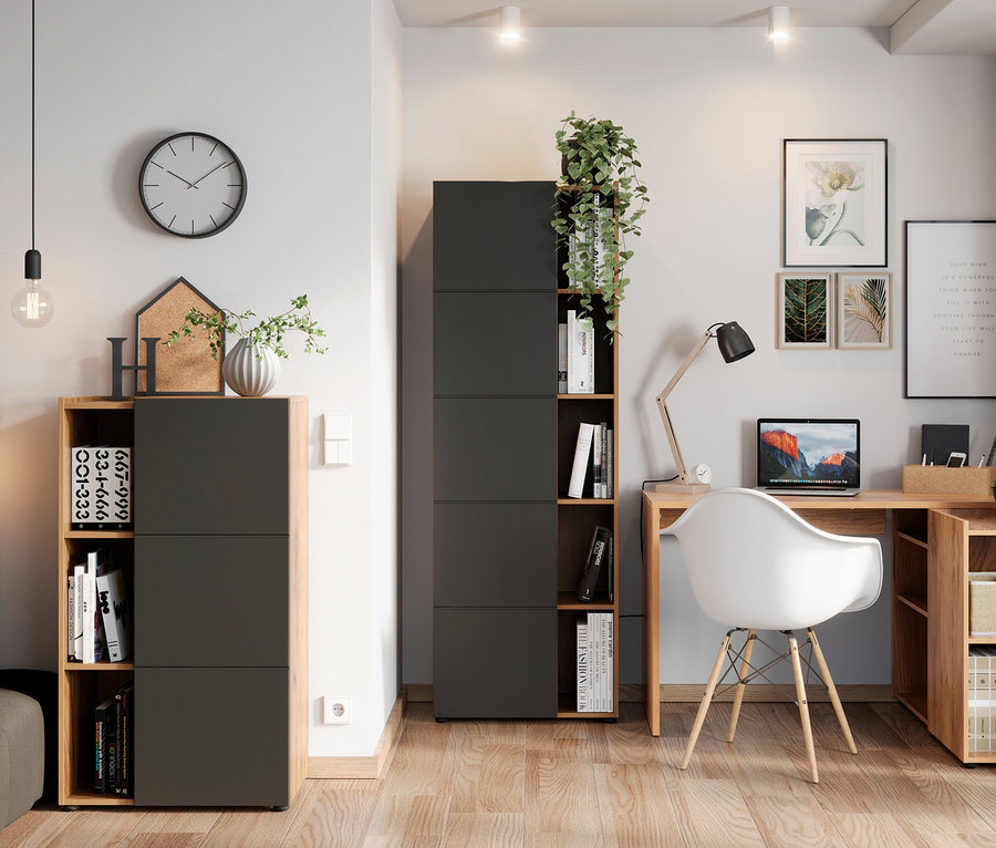 Wohnzimmer mit Sofa, kleinem Olvera Aktenschrank, Olvera Schreibtisch und Olvera Aktenschrank.