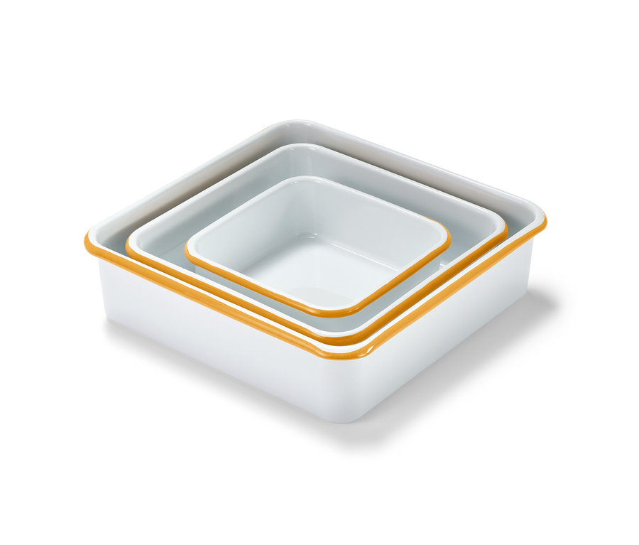 Drei weiße Emaille-Auflaufformen mit Deckel und orangefarbenem Rand sind ineinander gestapelt.
