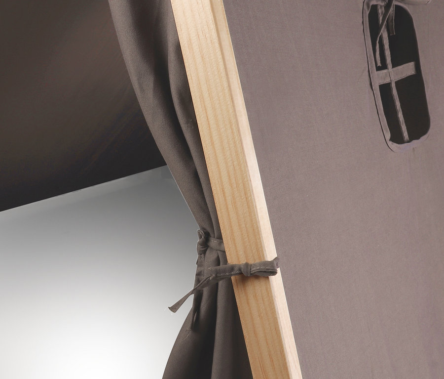 Detailansicht eines grauen small foot Spielzelts mit Holzrahmen und Fenster.