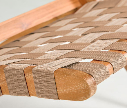 Detailaufnahme eines zusammenklappbaren Loungesessels mit beigefarbenem Textilgeflecht.