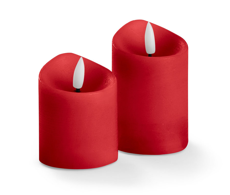 Zwei rote LED-Echtwachskerzen.