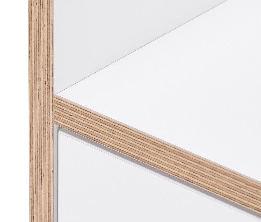 Detailansicht eines kleinen Büroschranks mit Furnierkante.