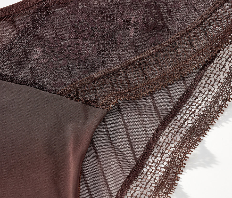 Detailaufnahme eines braunen Höschens mit Spitze und transparentem Stoff.