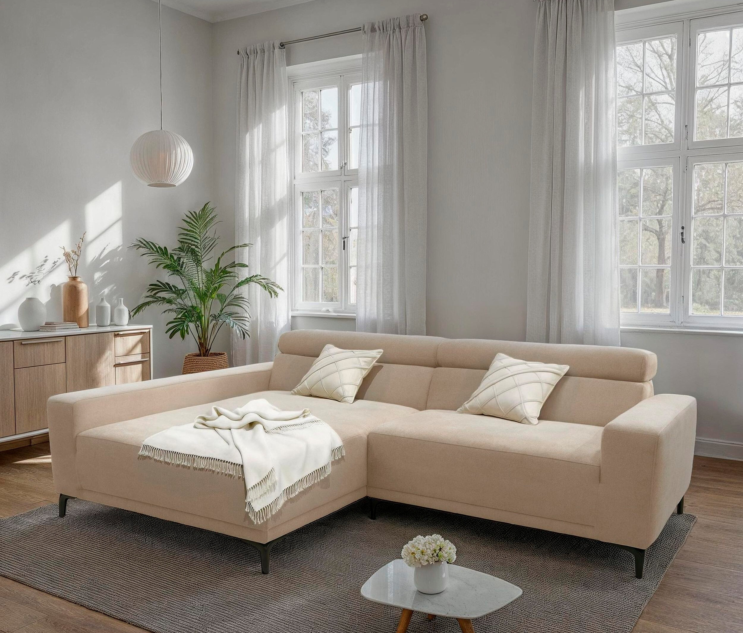 Beiges Ecksofa mit Kissen im Wohnzimmer.