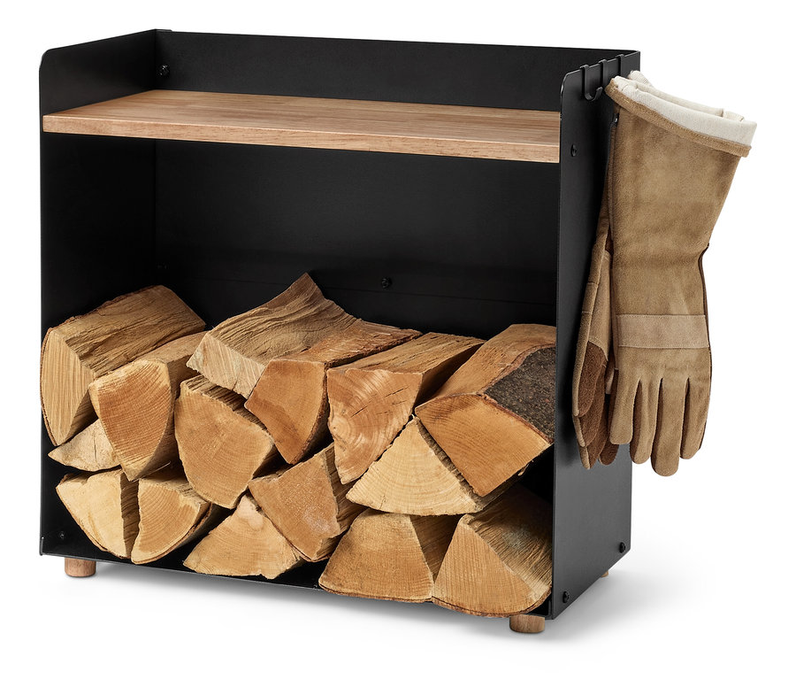 Schwarzes Metallregal für Holz mit braunen Holzscheiten und Lederhandschuhen.
