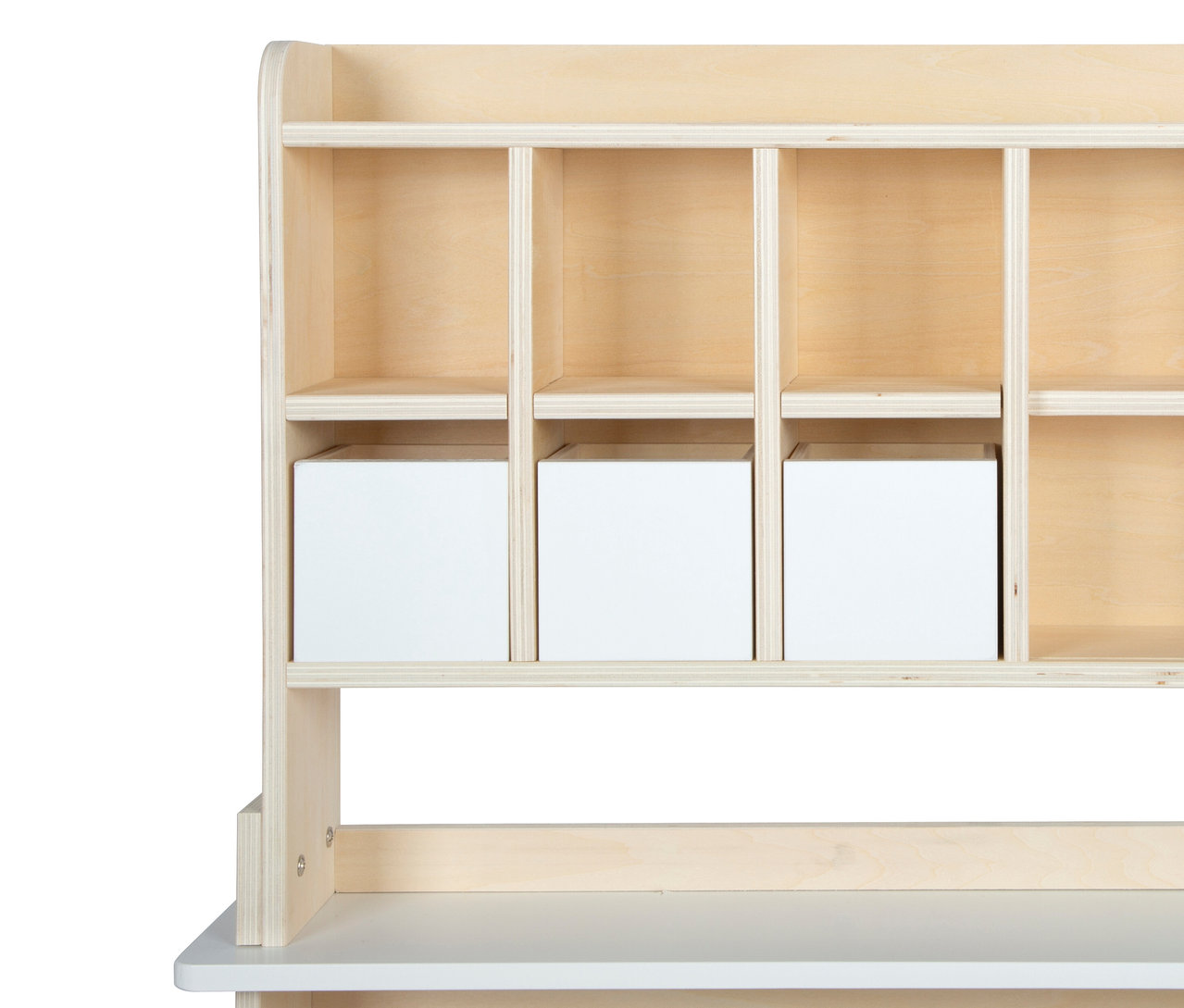 Helles Holzregal mit Fächern und weißen Boxen.