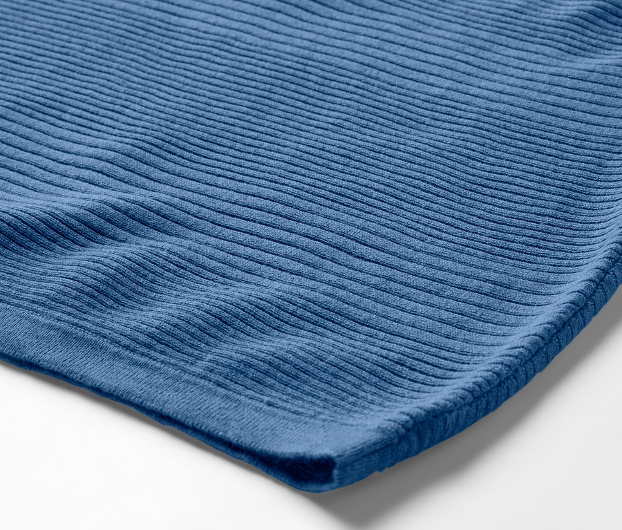 Detailaufnahme eines blauen Feinstrickpullovers.