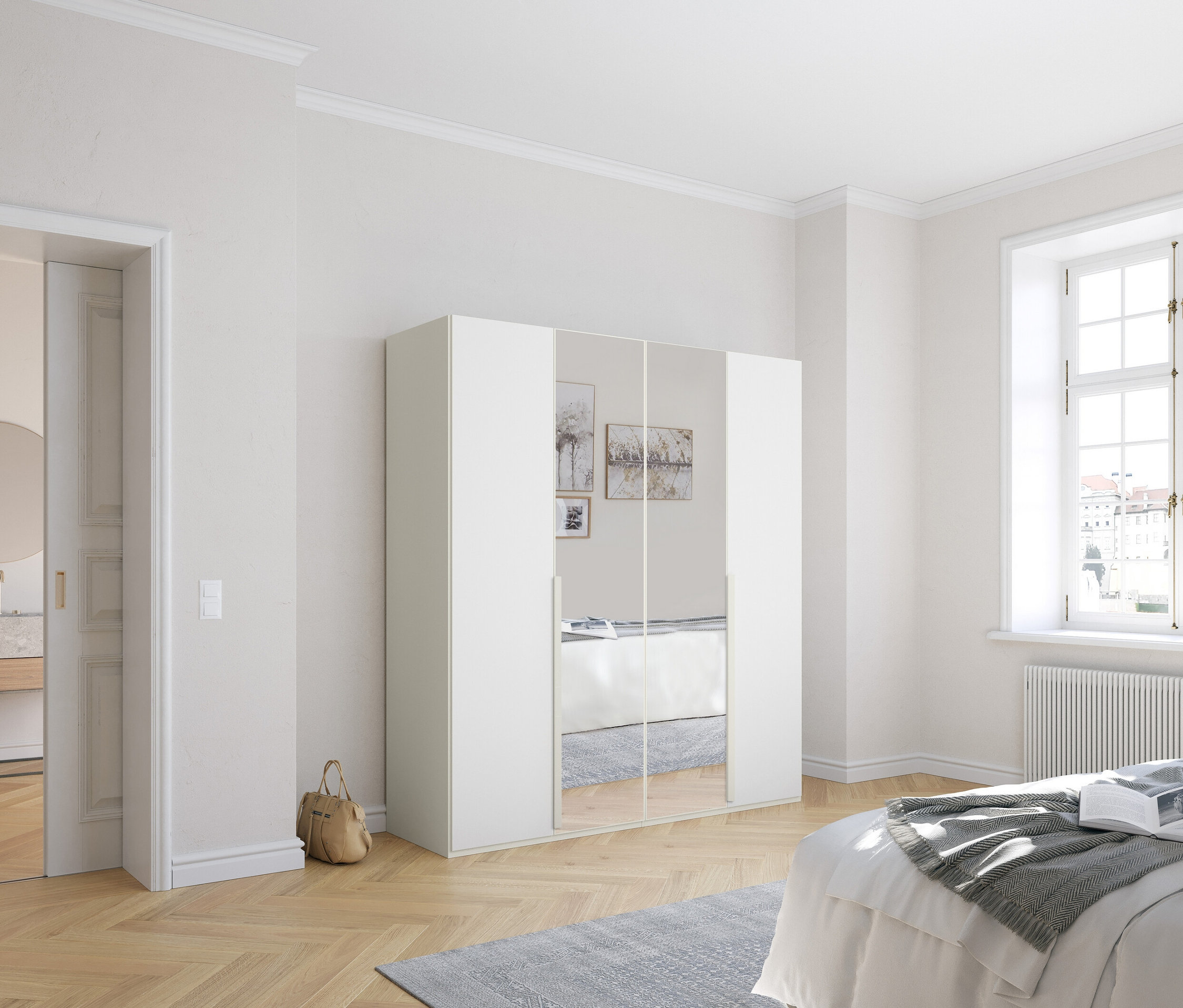 Zimmer mit weißem Schrank mit Spiegeltüren, Bett und Badezimmer im Hintergrund.