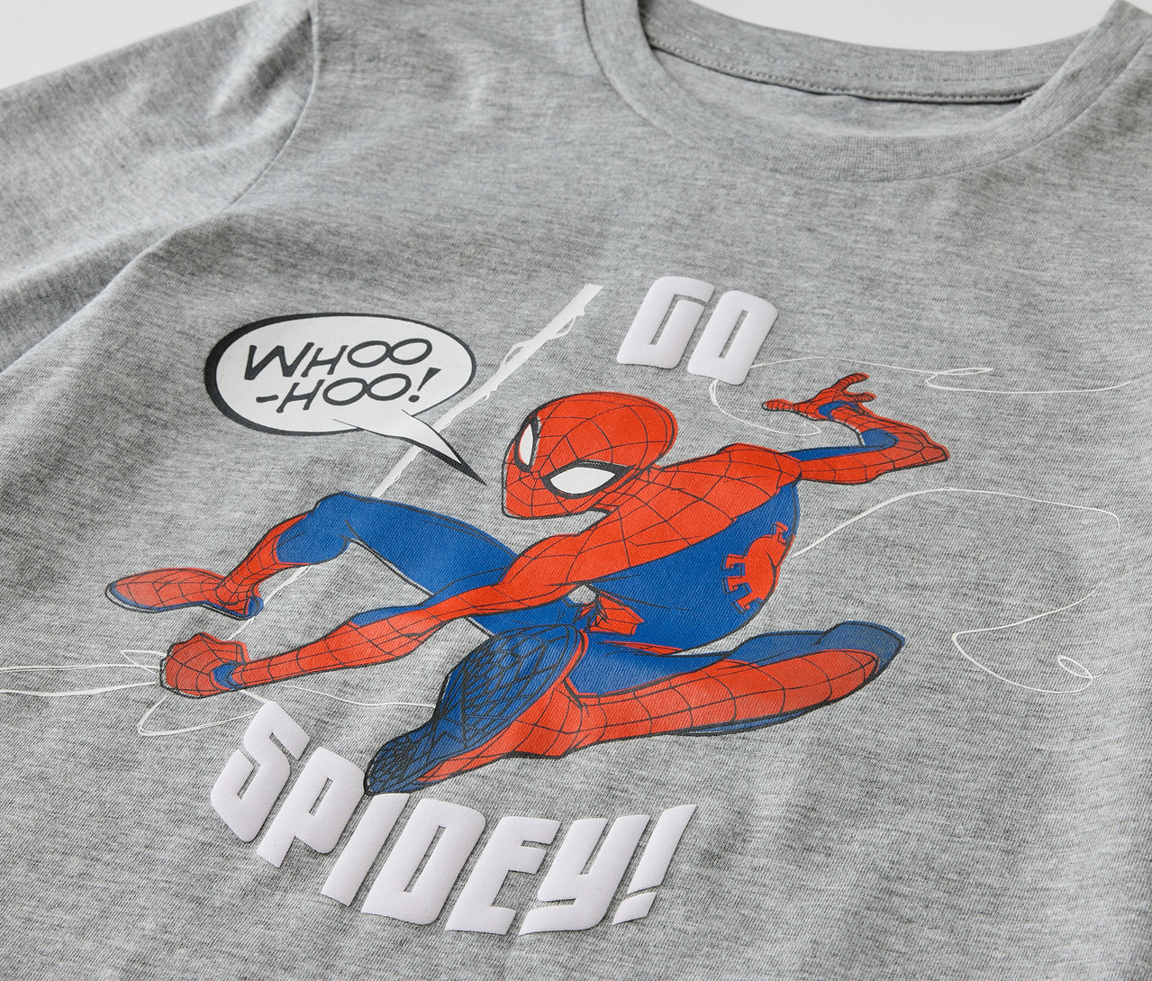 Graues Kinder-T-Shirt »Spiderman« mit Spiderman-Motiv.