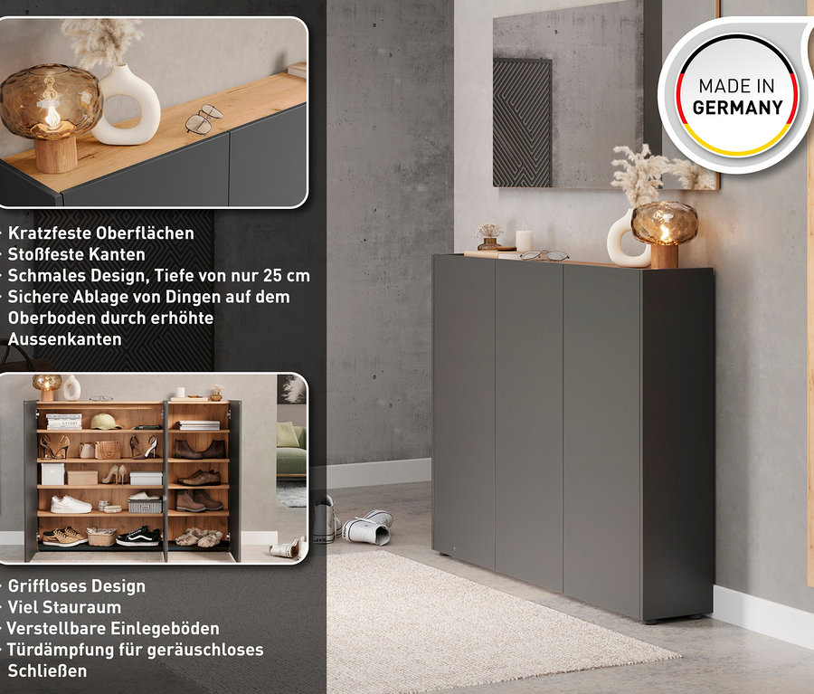 Grauer Mehrzweckschrank »Libbiano« mit Eichenholzplatte, Lampe und Vase.