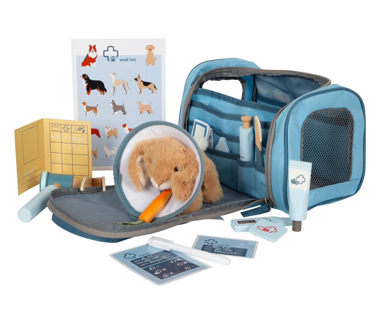 Das Bild zeigt eine geöffnete, hellblaue Tierarzt-Tasche von small foot mit einem Stoffhasen mit Halskrause und einer Karotte im Maul, umgeben von weiterem Spielzeugdoktorzubehör.