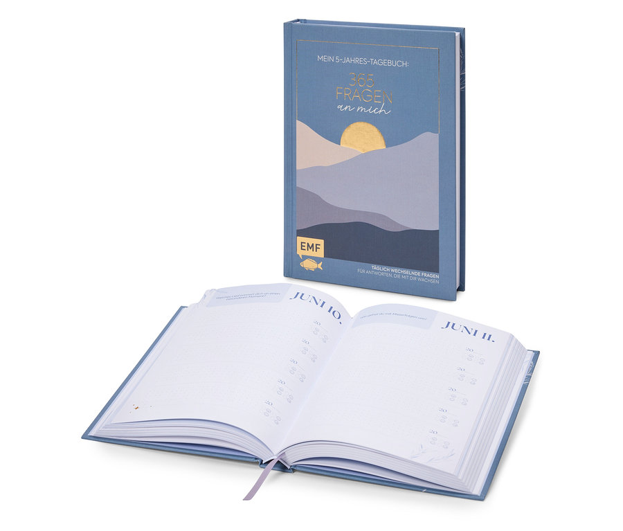 Ein offenes, blaues Tagebuch mit dem Titel "Mein 5-Jahres-Tagebuch: 365 Fragen an mich" liegt vor einem geschlossenen, identischen Tagebuch.