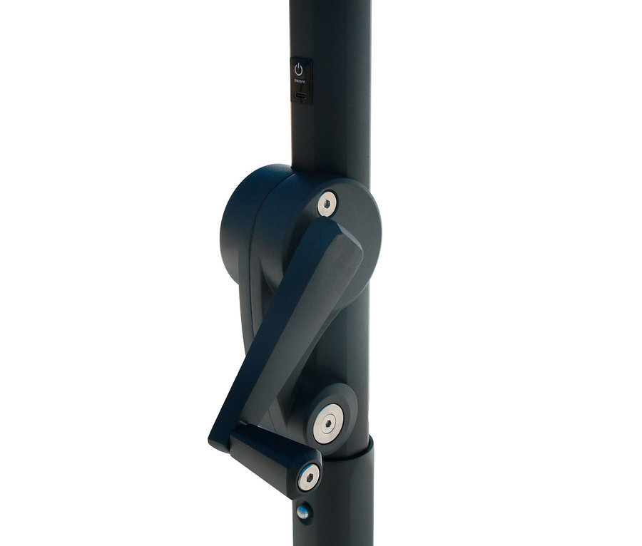 Detailansicht der Kurbel und LED-Beleuchtung eines LECO Doppel-Sonnenschirms.