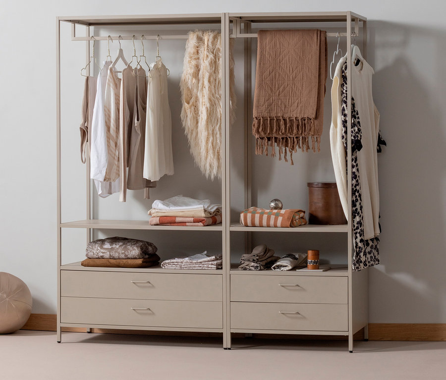 Offener Metall-Kleiderschrank »Ferris«, 70 cm von WOOOD mit Kleidung, Decken und Deko-Objekten.