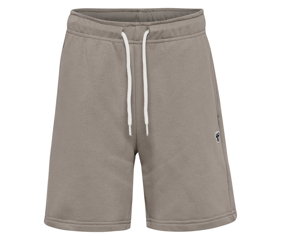 Nahaufnahme der braunen hummel® HMLJR Loose Sweatshorts mit weißen Kordeln.
