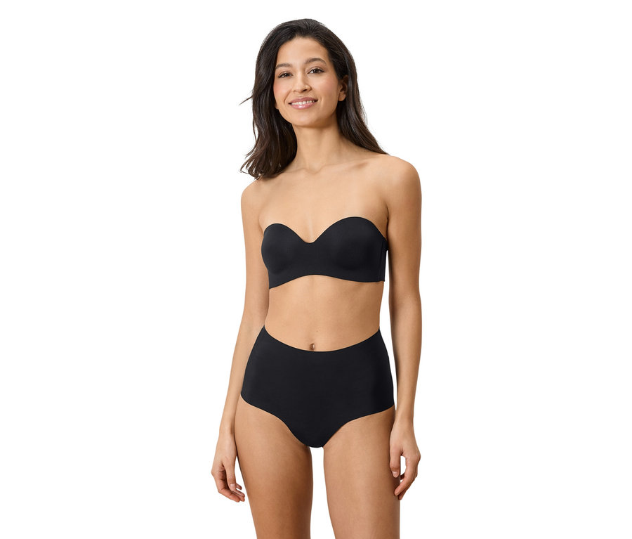 Frau trägt ein schwarzes trägerloses Bralette und passende High-Waist-Slips.