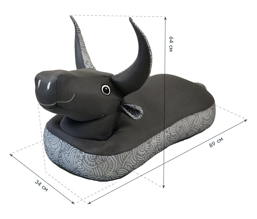 Grauer, stoffbezogener Spielzeug-Büffel mit Maßen von 64 cm Höhe, 89 cm Länge und 34 cm Breite.