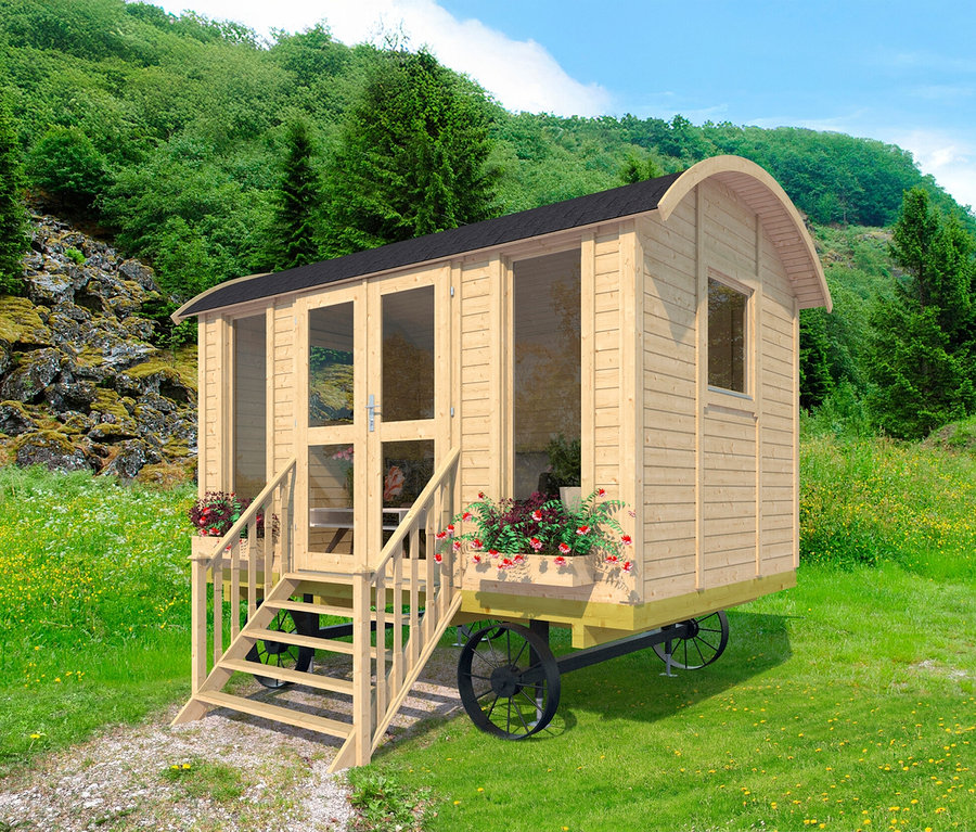 Hölzernes Tiny House auf Rädern mit Treppe und Blumenkästen vor grünem Hintergrund.