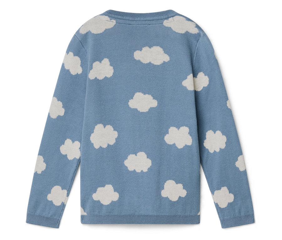 Hellblauer Pullover mit weißem Wolkenmuster.