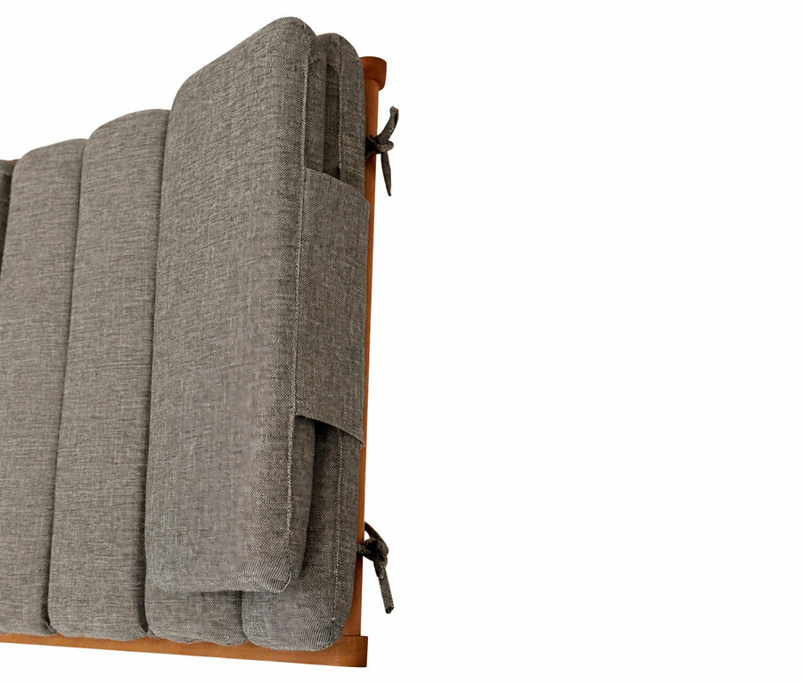 Detailansicht der grauen Leco Sonnenliege mit Holzrahmen und Schnüren.