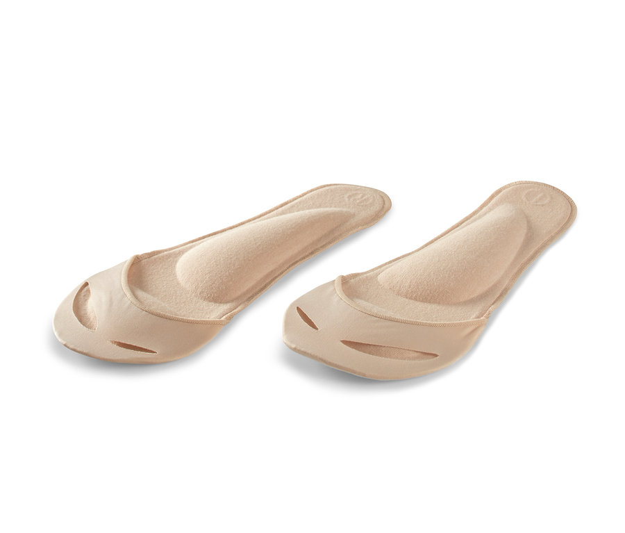 Zwei Paar beige Einlegesohlen mit Fußbett liegen auf einem weißen Hintergrund.