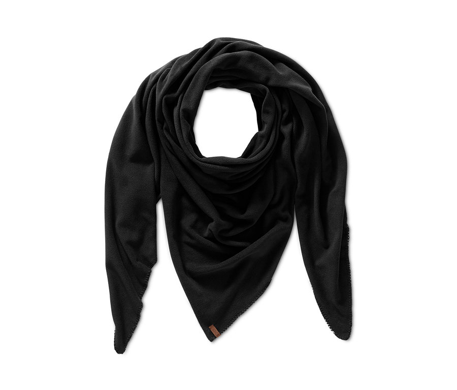 Ein schwarzer Microfleece-Schal ist zu einem Dreieck gefaltet.