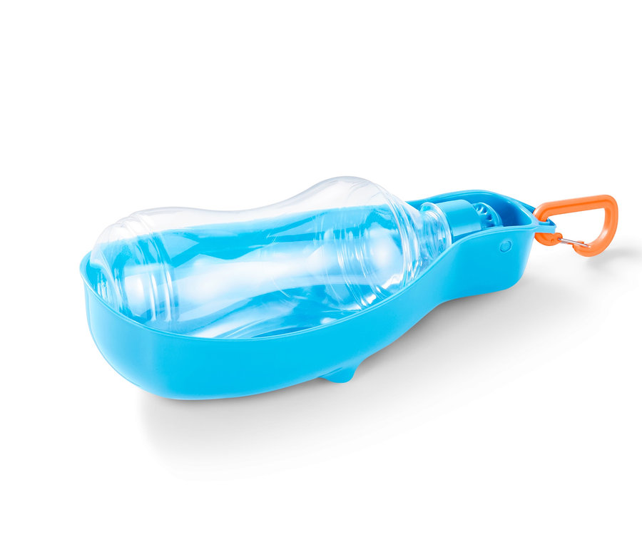 Eine blaue Hunde-Trinkflasche »To go« mit einem orangen Karabiner.