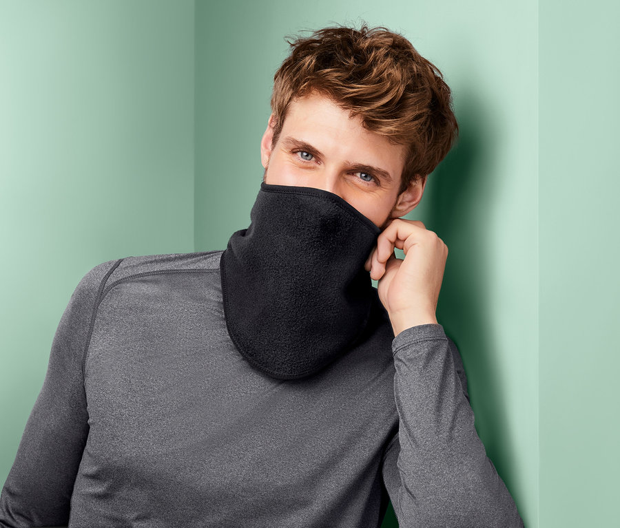 Mann trägt einen Kälteschutzkragen.