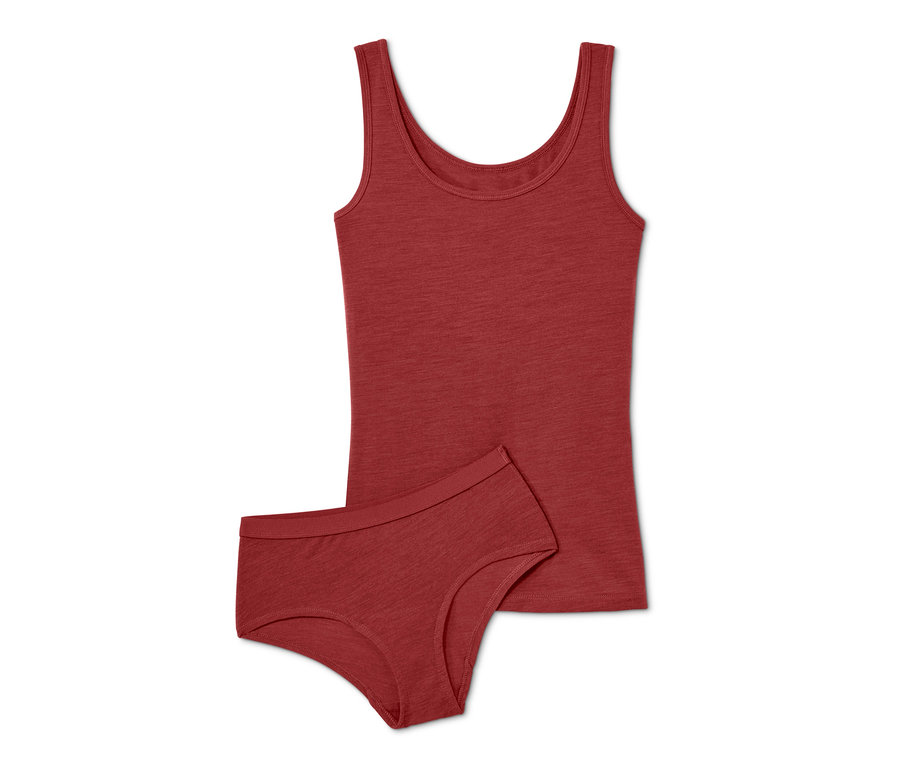 Rotes Sport-Tanktop und Unterhose mit Merinowolle liegen auf einem weißen Hintergrund.