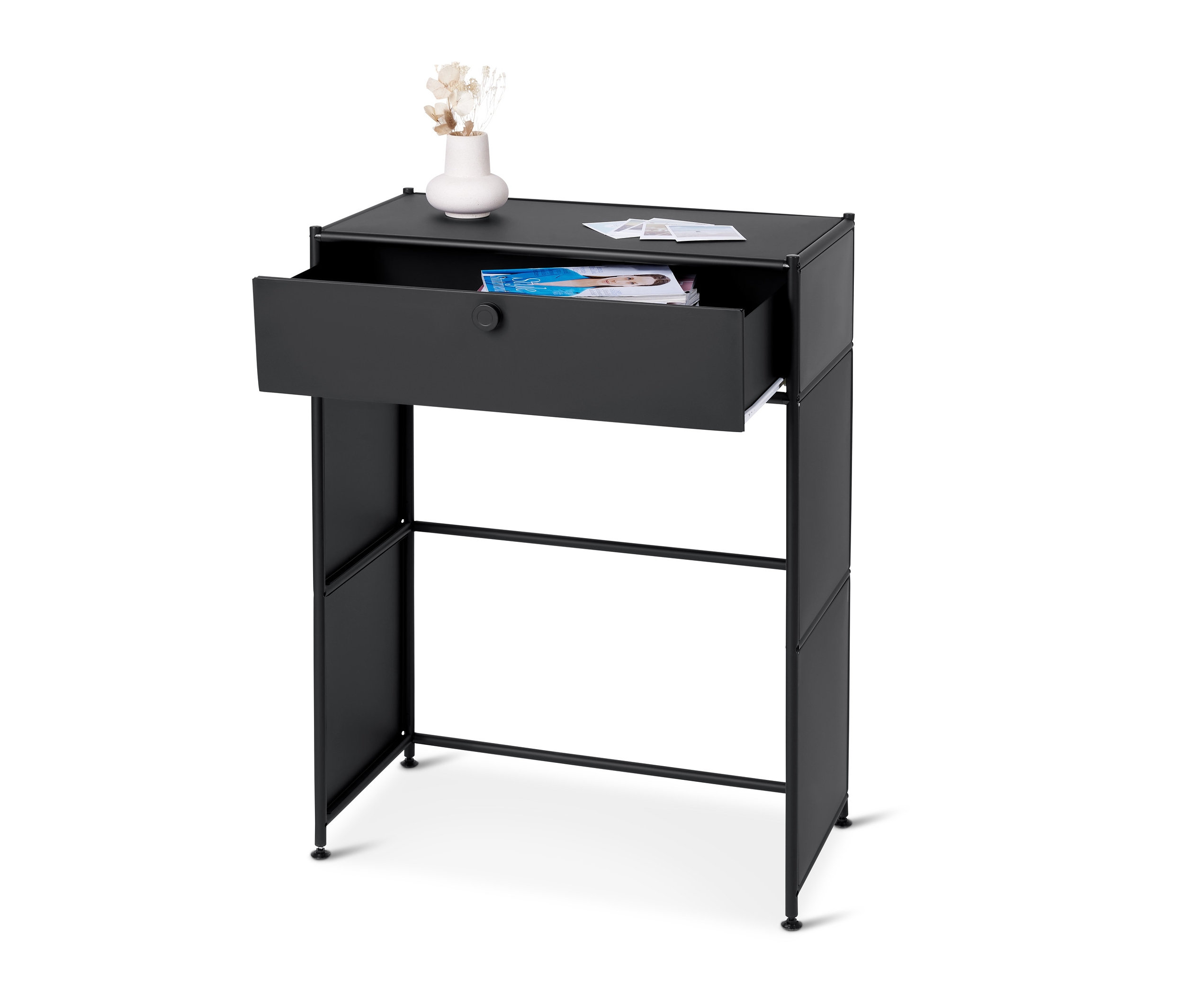 Eine schwarze Metall-Konsole »CN3« mit Schublade ist zu sehen. Auf der Oberseite der Konsole steht eine Vase mit Blumen.