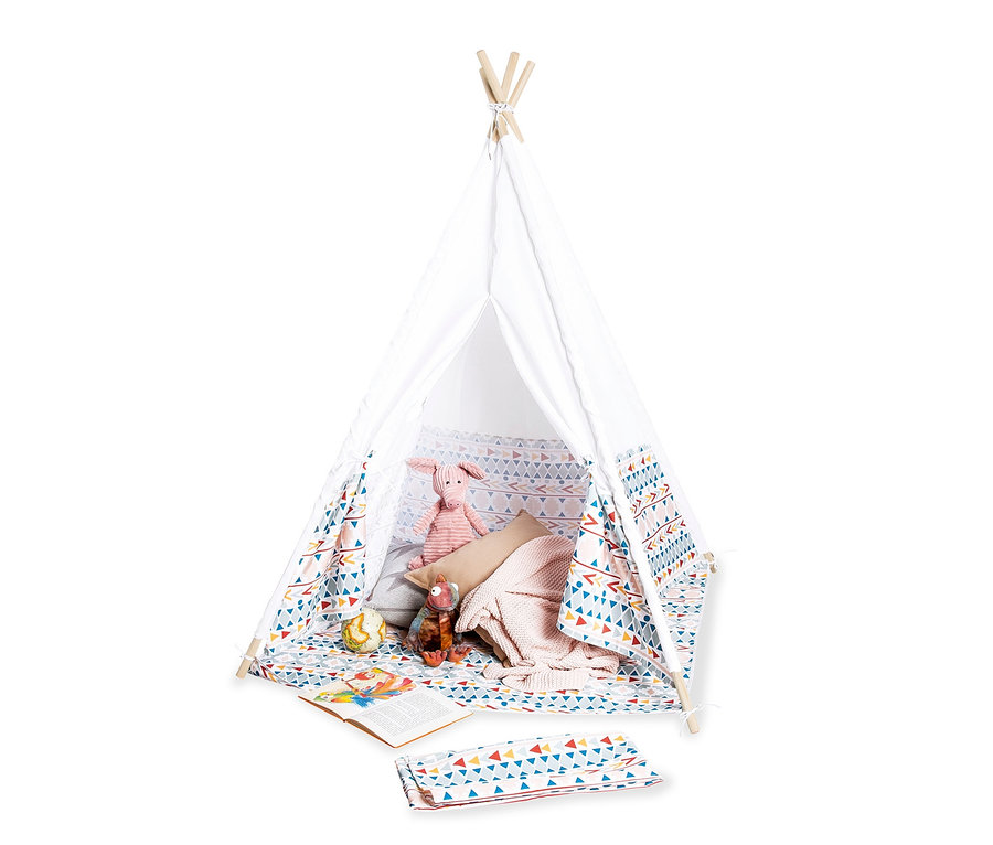 Weißes Pinolino Zelt »Tipi Naira« mit verschiedenen Spielsachen wie einem Stoffhasen, einem Kissen und einem Buch darin.