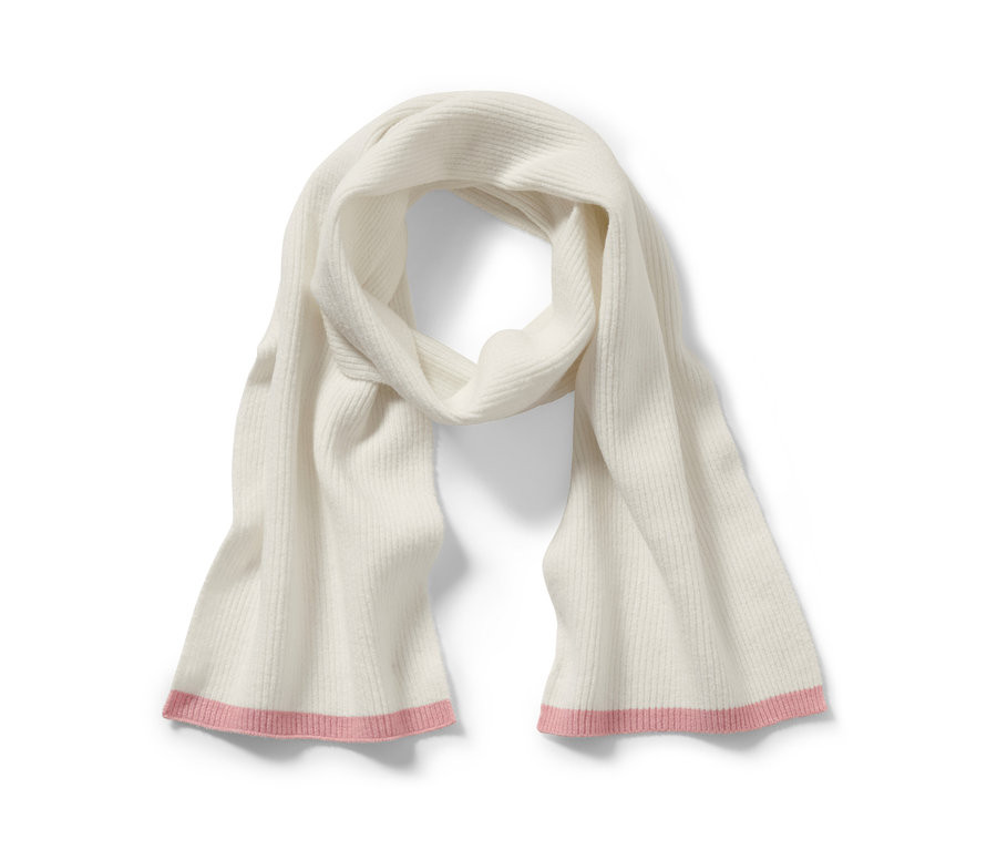 Ein cremefarbener Strickschal mit rosa Enden.