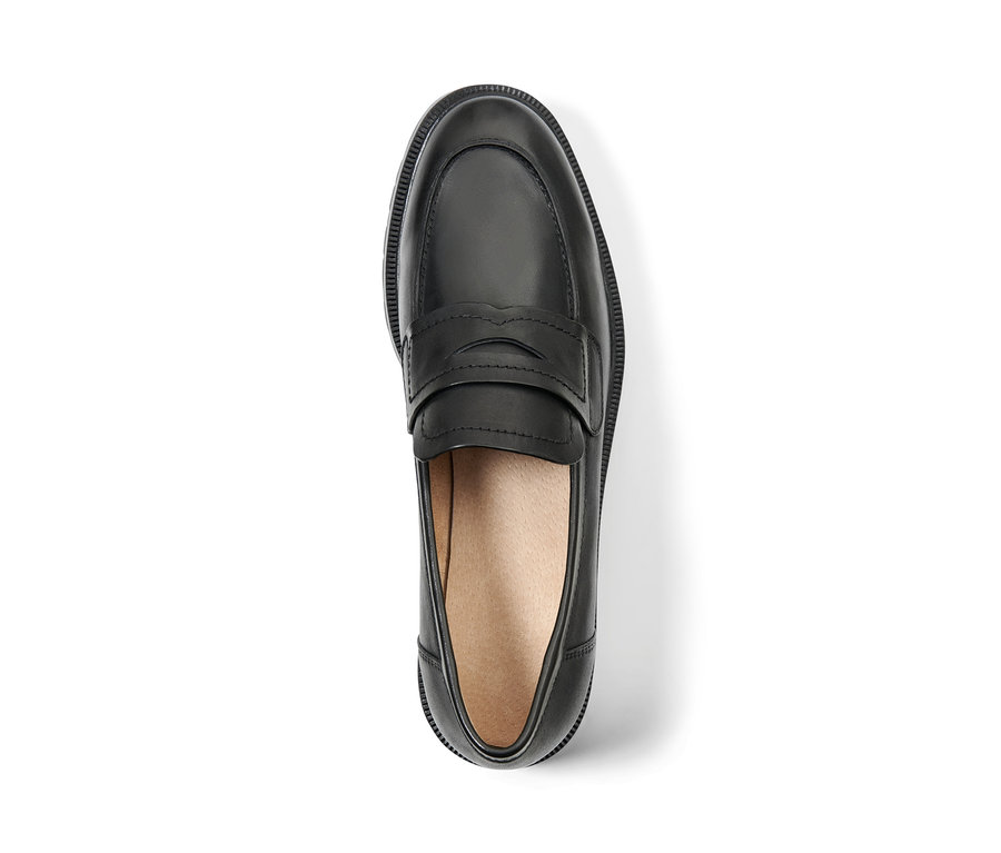 Schwarzer Leder-Loafer auf weißem Hintergrund.