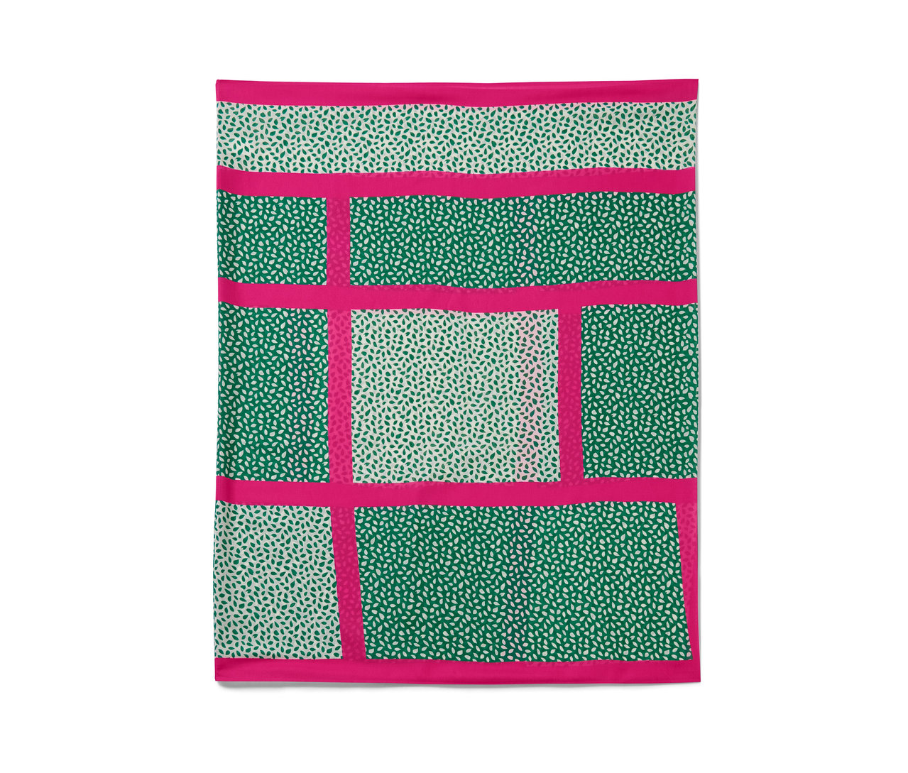 Ein bedruckter Loop-Schal mit einem Muster aus grünen und weißen Blättern auf pinkfarbenem Hintergrund.