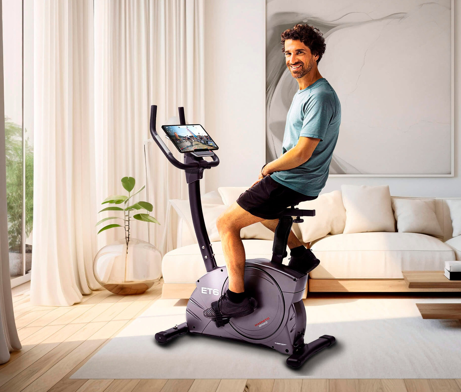 Mann sitzt auf Christopeit Sport Heimtrainer Ergometer »ET 6« im Wohnzimmer.