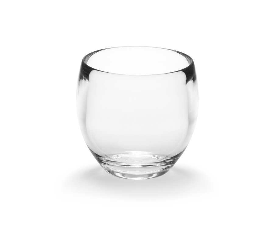 Ein leerer, klarer Zahnputzbecher.