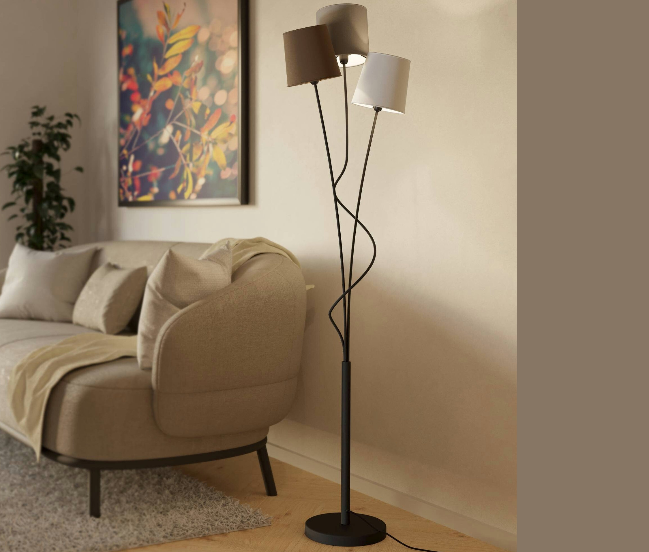 Wohnzimmer mit beigem Sofa und schwarzer Eglo Maronda Stehlampe mit drei Lampenschirmen.