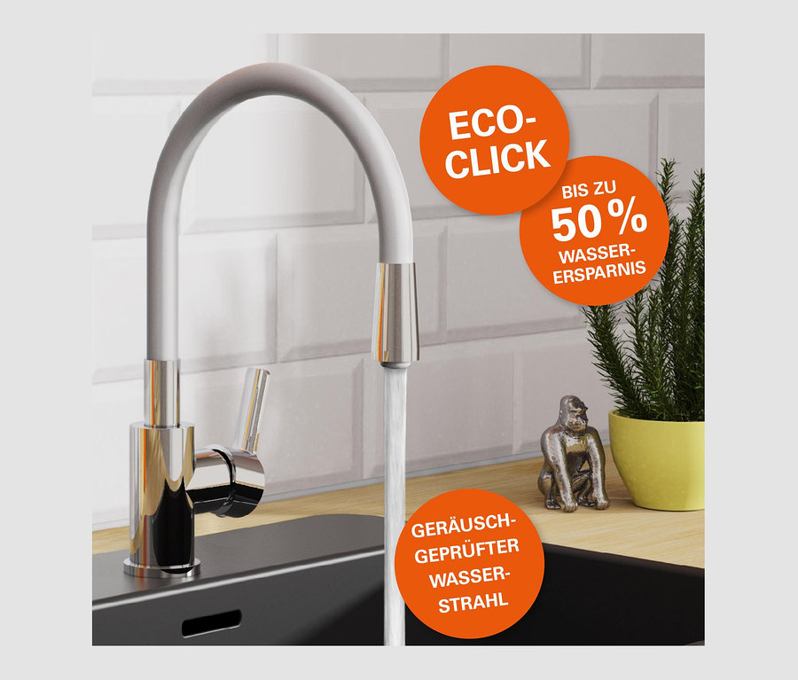 Wasser fließt aus der verchromten Eisl Flexo Spültischarmatur in ein Spülbecken.