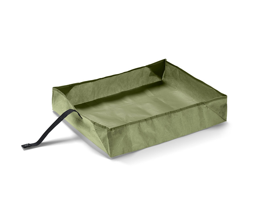 Eine grüne Pflanzmatte mit schwarzem Band liegt auf einem weißen Hintergrund.