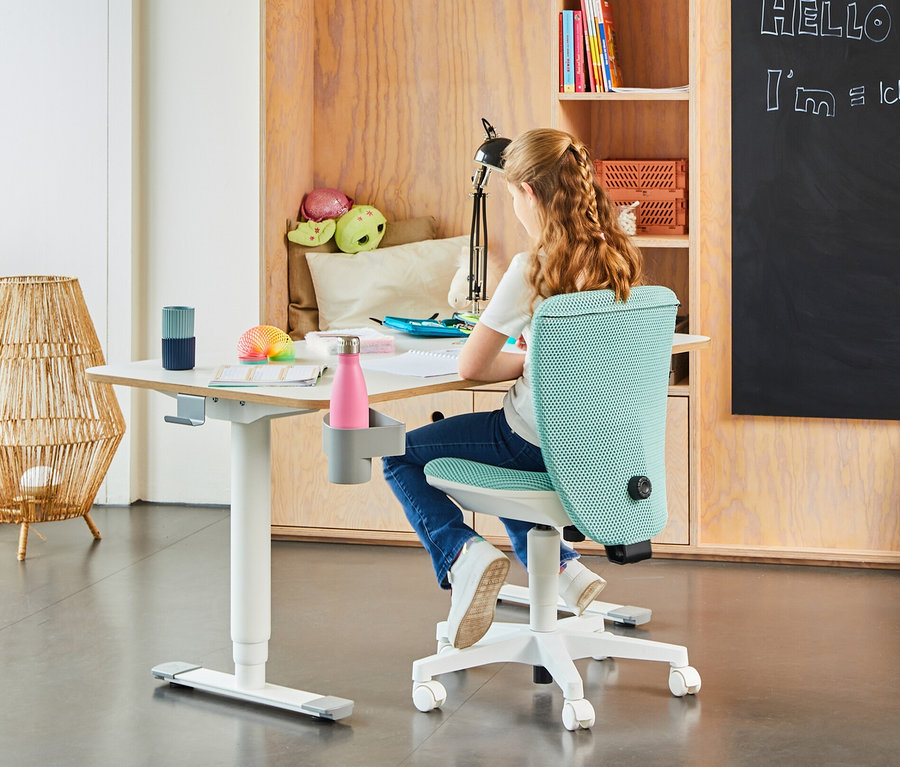 Mädchen sitzt am Schreibtisch auf einem Topstar Sitness »Home S'cool«, mint Stuhl.