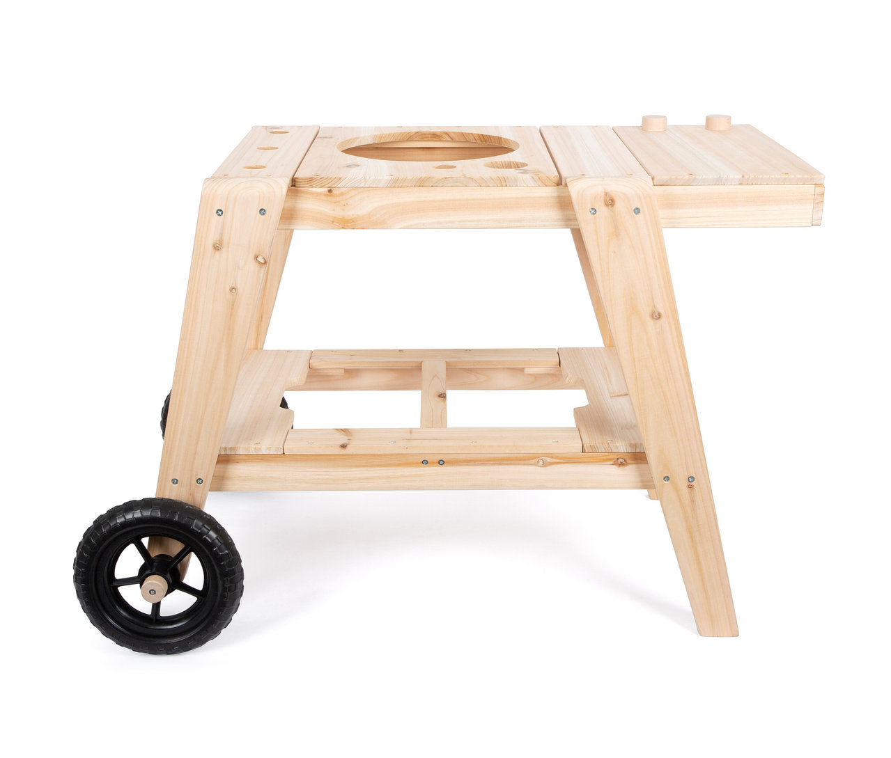 Kompakte small foot Matschküche aus Naturholz mit schwarzen Rädern.