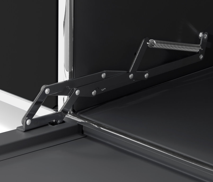 Detailansicht des Klappmechanismus eines schwarzen »CN3« Schranks.