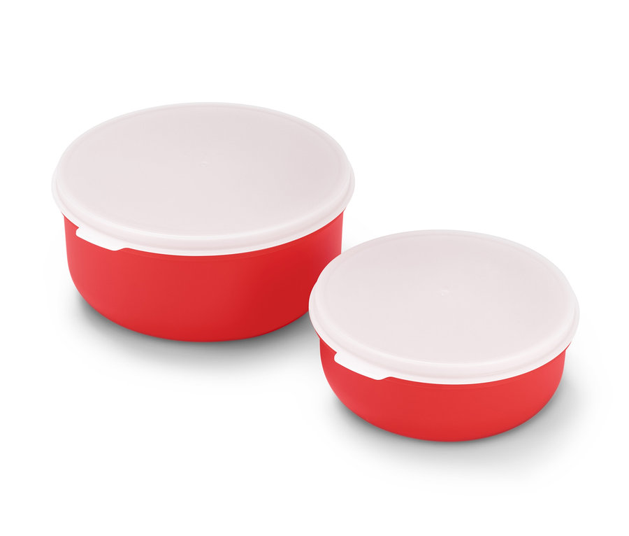 Zwei rote Schüsseln mit weißen Deckeln.