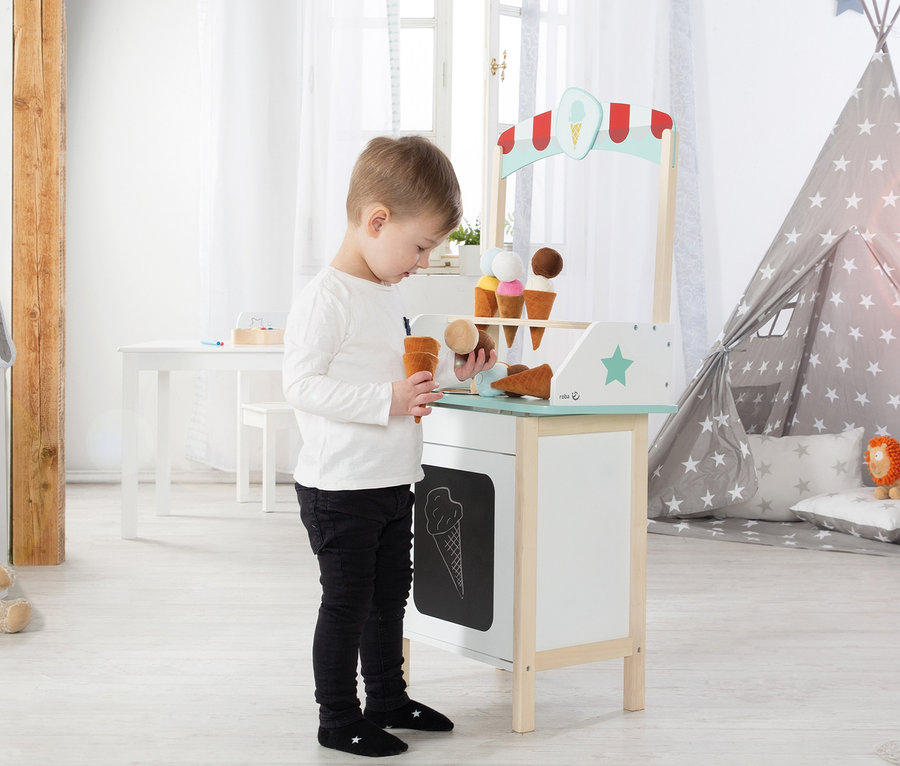 Junge spielt mit roba Eisstand mit 9-teiligem Zubehör.