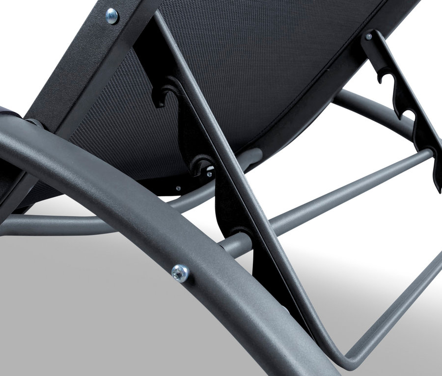 Detailansicht einer grauen Leco Sonnenliege.