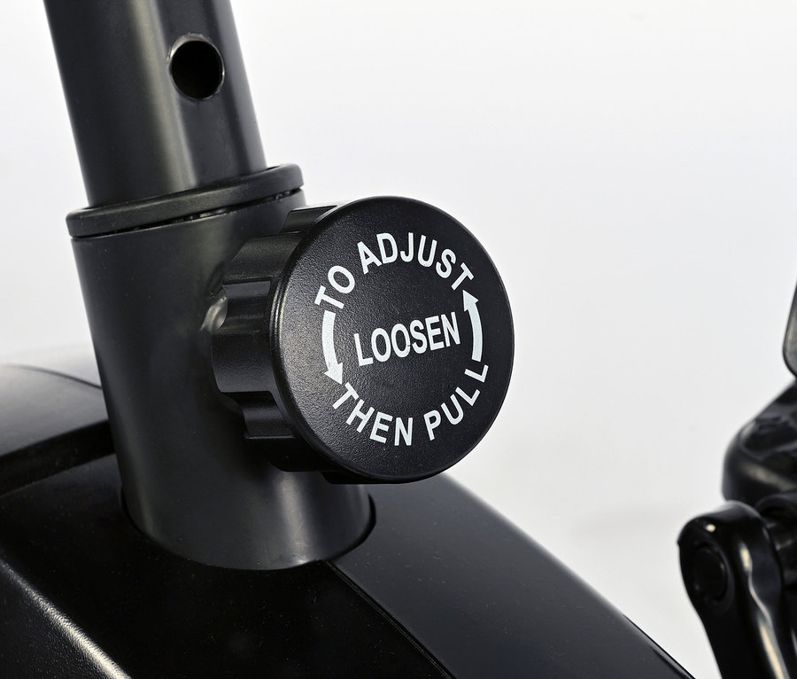 Detailaufnahme eines schwarzen Verstellknopfes an einem Heimtrainer mit der Anweisung "Lockern und dann ziehen".