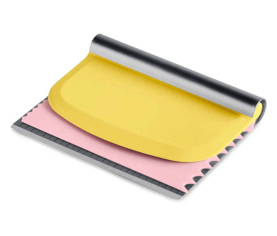 Gelber Teigschaber mit rosa gezacktem Rand und silbernem Griff.